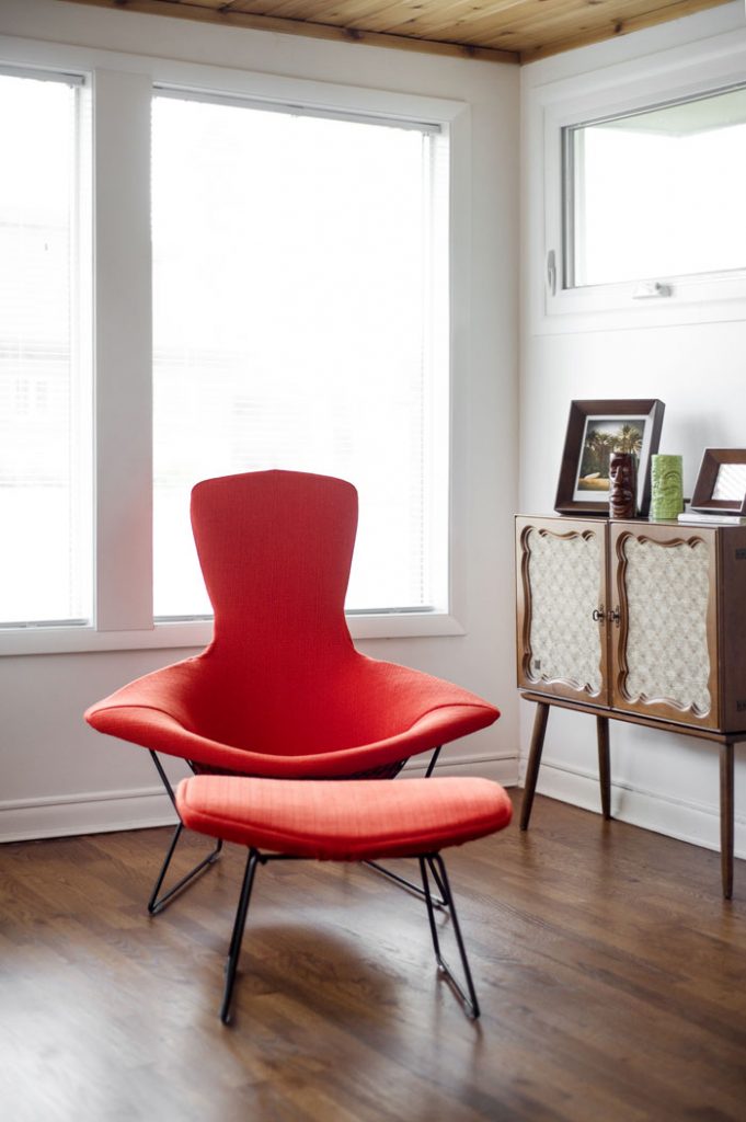 Set beside a vintage record player passed down from Carrie’s grandmother, a Bertoia Bird Lounge chair