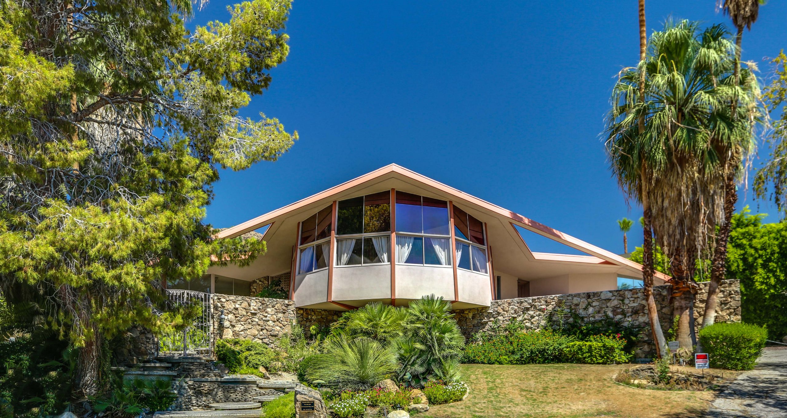 elvis presley palm springs house