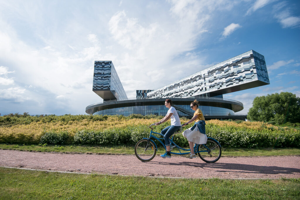 ΜELNIKOV Solo Architect in Mass Society Melnikov: Solo Architect in a Mass Society: Starr, Frederick S