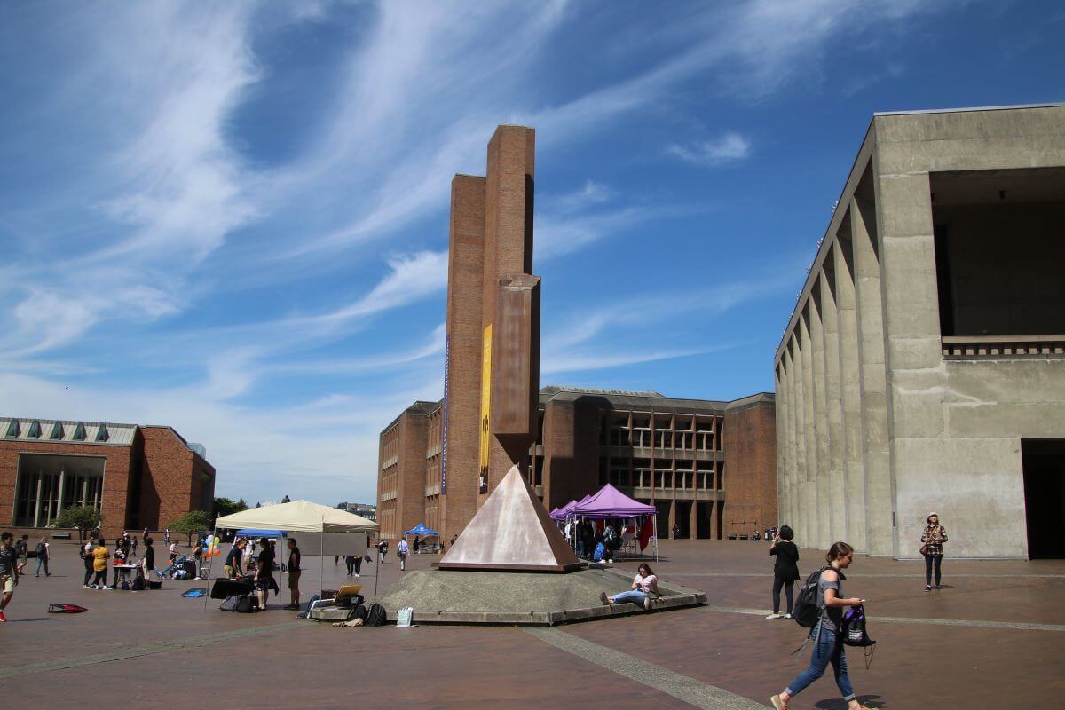 ワシントン大学　ペナント　University of Washington The Imposing Brutalist Grandeur of UW's Red Square - Atomic Ranch