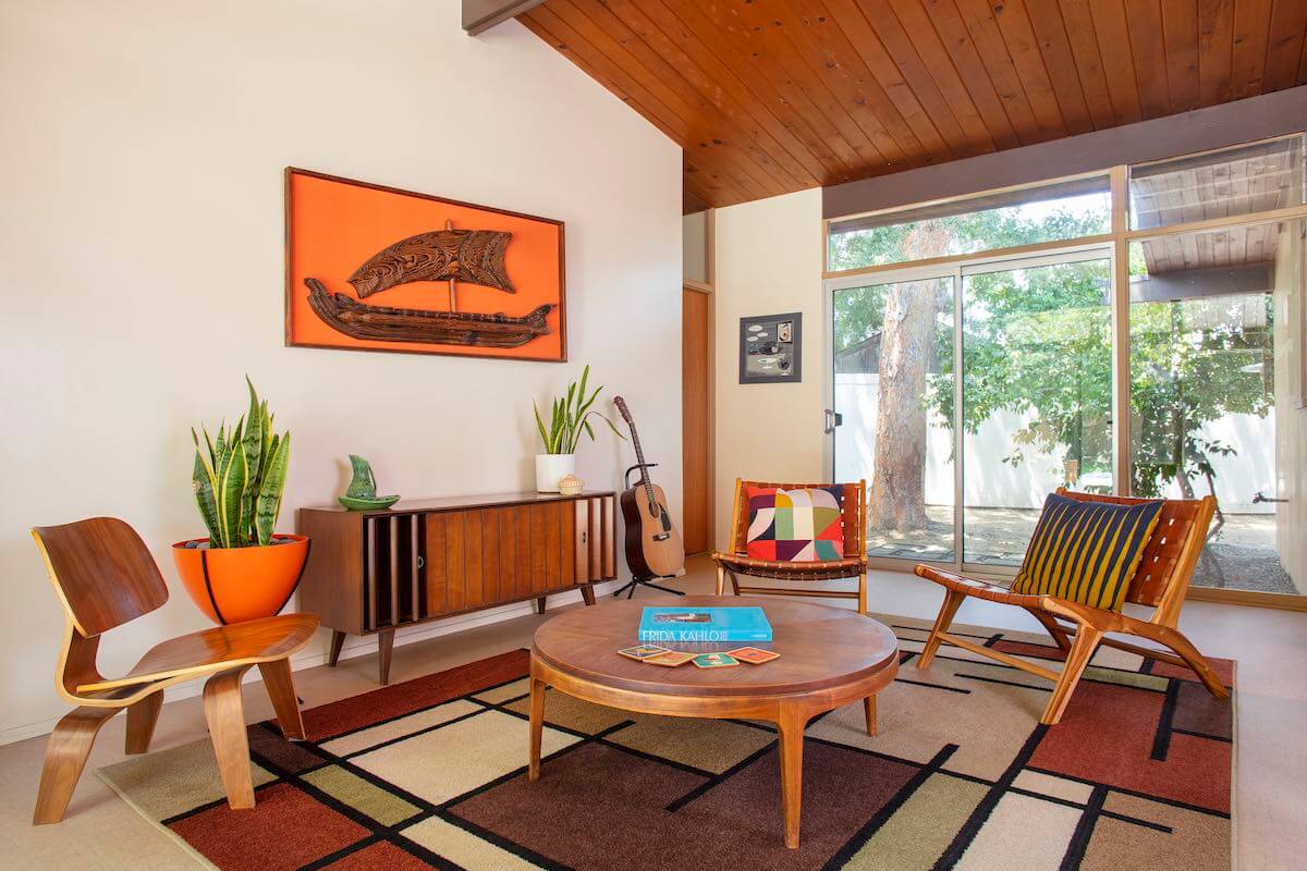 アート・デザイン・音楽 atomic ranch: Midcentury Interiors This living room by @modernous is a symphony of standout